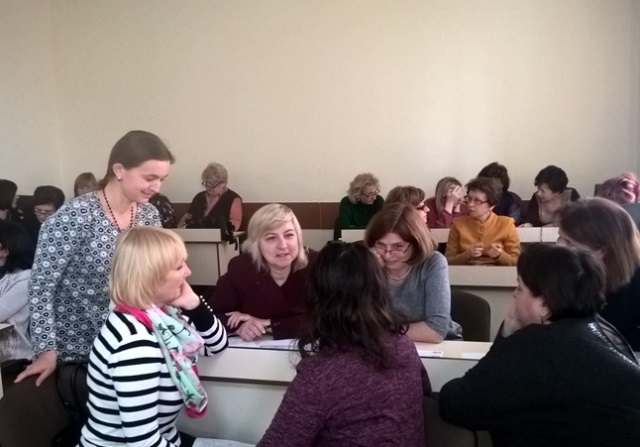 Викладач Скасків Г. М. пояснює методистам стратегії розв’язування компетентнісних завдань